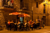 Spanien, Region Navarra, Torres del Ro: Abendlicher Plausch vor der Pilgerherberge
