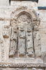 Spanien, Region Navarra, Estella: Figuren an einer romanischen Kirche