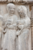 Spanien, Region Navarra, Estella: Zwei Frauenfiguren an einer romanischen Kirche