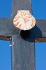 Spanien, Region Navarra, Puente la Reina: Kreuz mit Jakobsmuschel