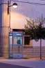 Spanien, Region Navarra, Obanos: Beleuchtete Telefonzelle