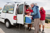 Spanien, Region Navarra: Durstige Pilger drngen sich um eine Minibar auf dem Alto del Perdn