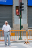 Spanien, Region Navarra, Pamplona: Mann an einer Ampel mit Sekundenangabe