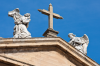 Spanien, Region Navarra, Pamplona: Zwei Engel auf dem Dach der Kathedrale beten ein Kreuz an 