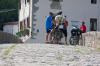 Spanien, Region Navarra, Trinidad de Arre: Radpilger auf der mittelalterlichen Brcke ber den Ro Ulzama