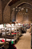 Spanien, Region Navarra, Roncesvalles: Doppelstockbetten im mittelalterlicher Schlafsaal der kirchlichen Pilgerherberge