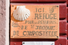 Frankreich, Pyrenen, St.-Jean-Pied-de-Port:  Schild an einer Pilgerherberge