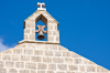 San Anton: Das Taukreuz des Antoniusordens schmckt den Giebel der Kirche