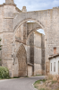 San Anton: Die Strae fhrt durch das Seitenschiff einer verfallenen Kirche, die heute als Pilgerherberge genutzt wird