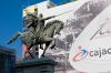 Burgos: Heroisches Reiterstandbild von Spaniens Nationalheld El Cid vor passender Sparkassenwerbung