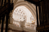 Burgos: Blick durch einen Arkadenbogen in das Mittelschiff der Kathedrale