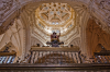 Burgos: Prchtiges Kuppelgewlbe mit Pilgerskulptur im Vierungsturm der Kathedrale