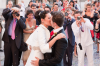 Burgos: Ein glckliches Brautpaar ksst sich im Kreise der Hochzeitsgesellschaft