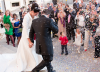 Burgos: Ein glckliches Brautpaar wird von der Hochzeitsgesellschaft vor der Kathedrale mit Reis und Konfetti empfangen