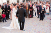 Burgos: Ein glckliches Brautpaar wird von der Hochzeitsgesellschaft vor der Kathedrale empfangen