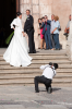 Burgos: Ein Hochzeitsfotograf lichtet eine hbsche Braut auf den Stufen der Kathedrale ab 