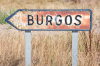 Ein verrostetes Schild weist den Weg nach Burgos