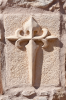 Redecilla del Camino: Typisches Pilgerkreuz als Relief an einer Mauer