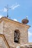 Boadilla del Camino: Turm der Ortskirche mit einem bewohnten Storchennest