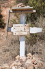 Rabanal del Camino: Gedenkkreuz fr einen auf dem Weg verstorbenen schweizer Pilger