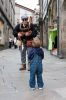 Santiago de Compostela: Straenmusiker mit einem kleinen, interessierten  Zuhrer