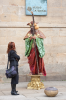 Santiago de Compostela: Jakobus im Gesprch mit einer Passantin