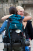 Santiago de Compostela: Zwei Pilgerinnen schlieen sich berglcklich in die Arme