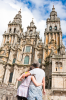 Santiago de Compostela: Verliebtes Pilgerpaar vor der Westfassade der Kathedrale