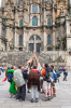 Santiago de Compostela: Brasilianische Pilger recken  vor der Kathedrale ihre Wanderstbe in die Hhe