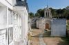 Ferreiros: Kleine, romanische  Dorfkirche inmitten von Grbern