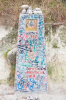 Kilometerstein 100, mit Pilgergraffiti berst