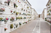 Italien, Venedig: Mit Blumen geschmckte Bestattungsmauer auf der Friedhofsinsel San Michele