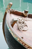 Italien, Venedig: Bug eines alten Bootes mit Tauwerk 
