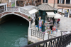 Italien, Venedig: Ein Zeitungspavillon zwischen zwei Brcken