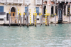 Italien, Venedig: Anleger mit gelben Pfhlen am Canal Grande 