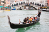 Italien, Venedig: Asiatische Reisegruppe in einer Gondel an der Rialtobrcke