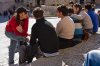 Italien, Umbrien, Perugia: Eine Gruppe junger Leute geniet die Frhlingssonne am Fue des Doms San Lorenzo