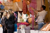 Italien, Umbrien, Castiglione del Lago: Zwei Frauen begutachten Tcher an einem Textilienstand auf dem Wochenmarkt