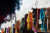 Italien, Umbrien, Castiglione del Lago: Textilienstand auf dem Wochenmarkt