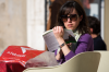 Italien, Umbrien, Perugia: Eine junge Frau entspannt sich beim Lesen in der wrmenden Frhlingssonne 
