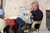 Italien, Umbrien, Perugia: Ein Mann liest Zeitung in der wrmenden Frhlingssonne 