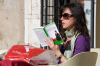 Italien, Umbrien, Perugia: Eine junge Frau entspannt sich beim Lesen in der wrmenden Frhlingssonne 