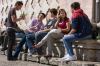 Italien, Umbrien, Perugia: Eine Gruppe junger Leute geniet die Frhlingssonne am Fue des Doms San Lorenzo