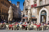 Italien, Umbrien, Perugia: Man geniet die Frhlingssonne in einem Straencaf auf der Piazza della Repubblica