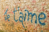 Italien, Umbrien, Todi: Je t'aime, ein Graffiti an einer Hauswand