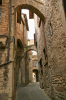 Italien, Umbrien, Todi: Eine enge Gasse von Bgen berspannt