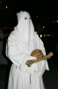 Italien, Umbrien, Gubbio: Maskierter Mann auf der traditionellen Karfreitagsprozession des toten Christus