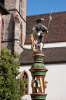 Basel: Mittelalterliche Kriegerfigur mit Schild und Hellebarde bekrnt den historischen Sevogelbrunnen auf dem Martinskirchplatz