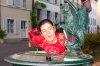 Basel: Eine Frau lscht ihren Durst an einem der vielen Basiliskenbrunnen Basels