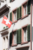 Basel: Huserfassade mit Schweizer Nationalflagge